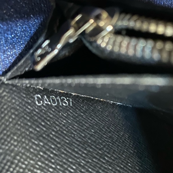 LV Preloved Black EPI Wallet 53775 - Picture 5 of 9